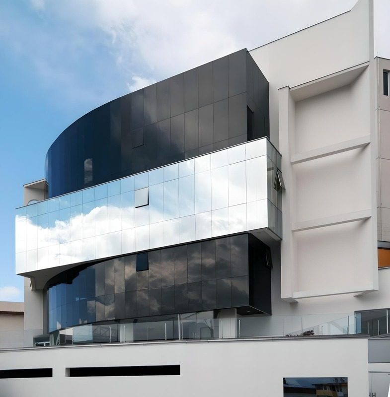 Edificio de fachada negra con quiebros de vidrio