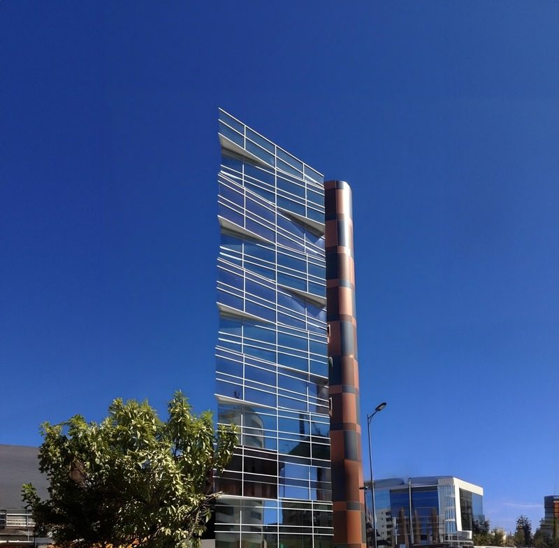 Torre residencial acristalada vista desde la calle