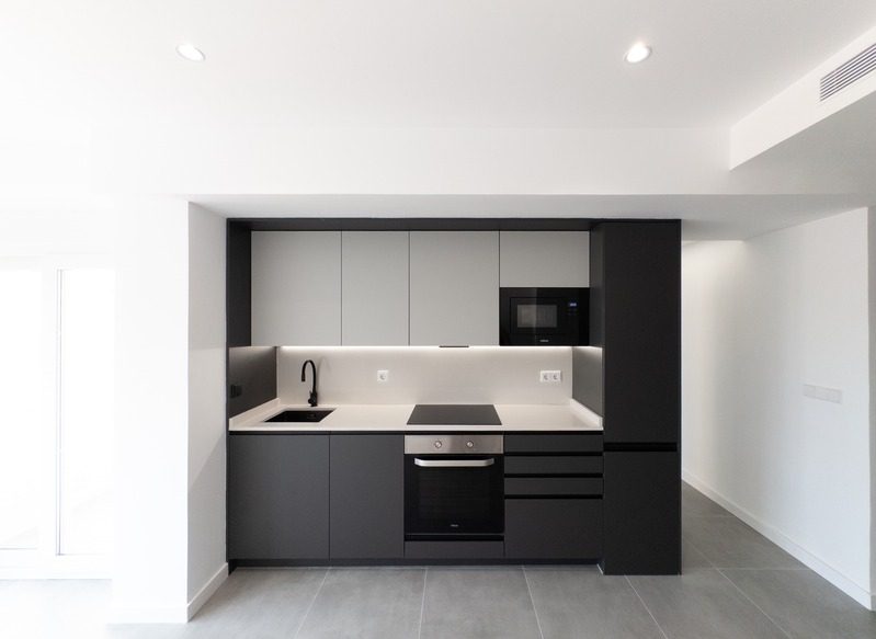 Cocina negra contemporánea con isla
