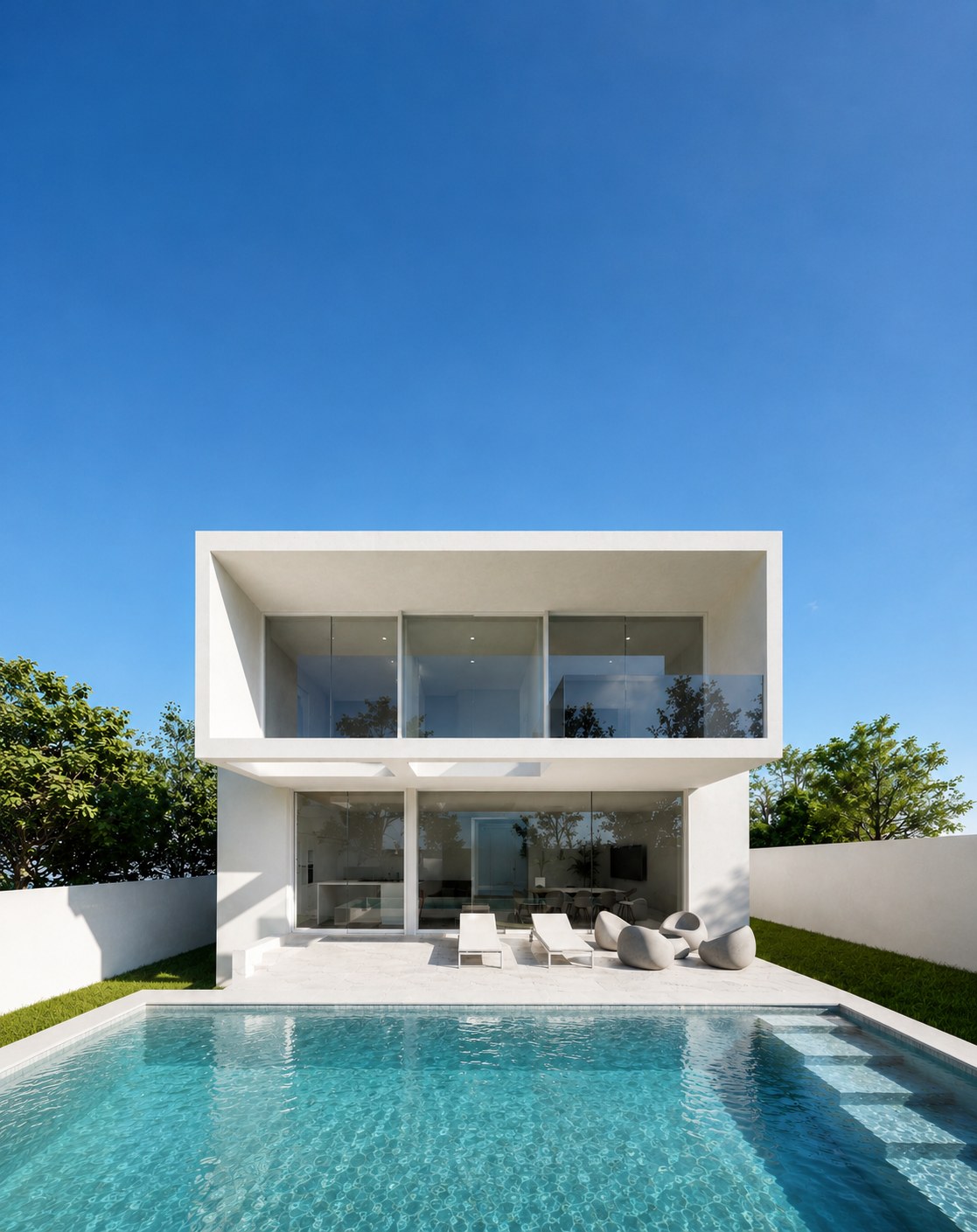 Vivienda unifamiliar blanca de dos plantas con piscina y grandes ventanales