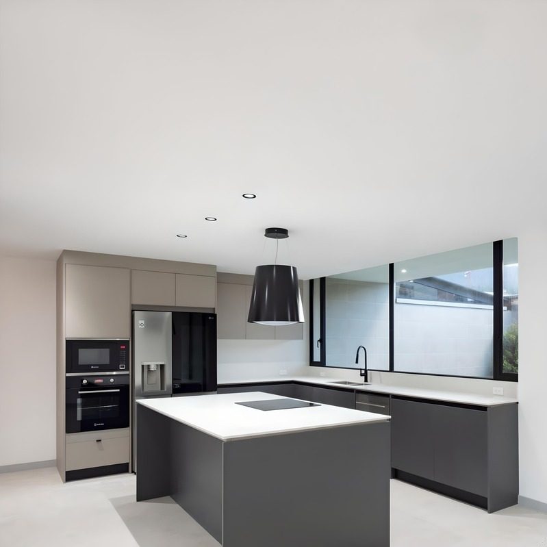 Cocina gris abierta a un patio ajardinado