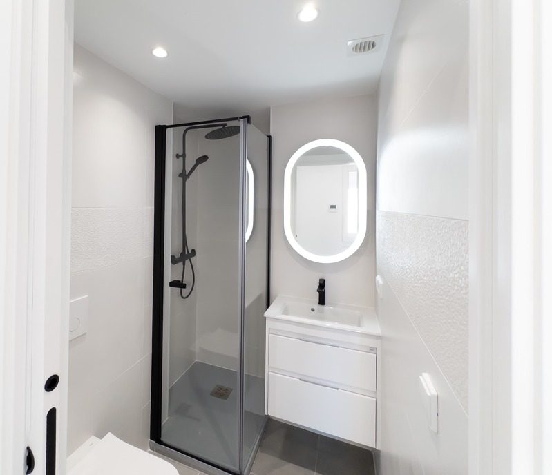 Baño moderno con ducha de obra