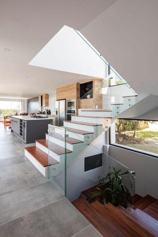 Vivienda contemporánea en el crepúsculo
